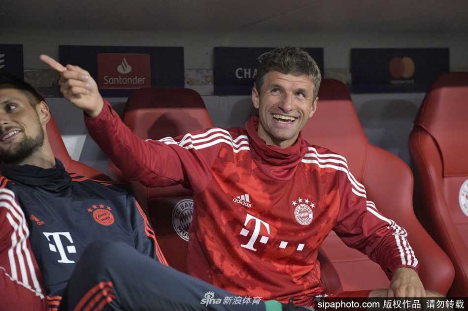 托马斯·穆勒接过拜仁儿童俱乐部聘书，他微笑着展示印有自己名字的儿童俱乐部特别版证件，眼中闪烁着期待与孩子们互动的光芒。