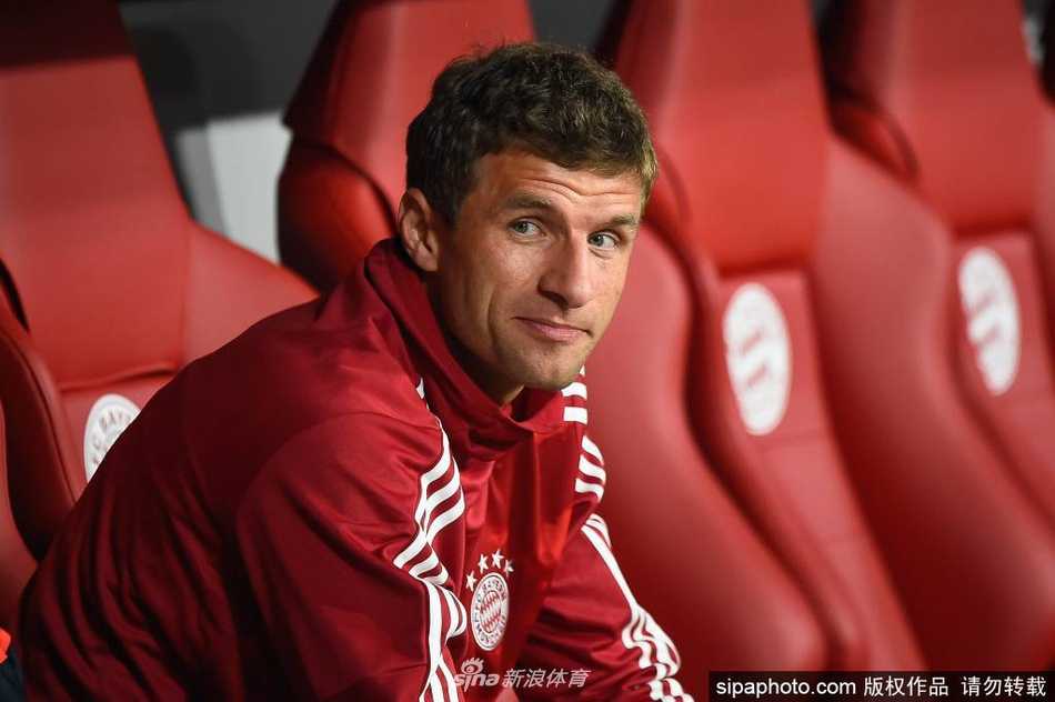 穆勒在儿童俱乐部活动背景板前留影，他双手插袋姿态轻松，背景是充满童趣的拜仁元素，预示着球星将陪伴孩子们开启一段欢乐的足球旅程。