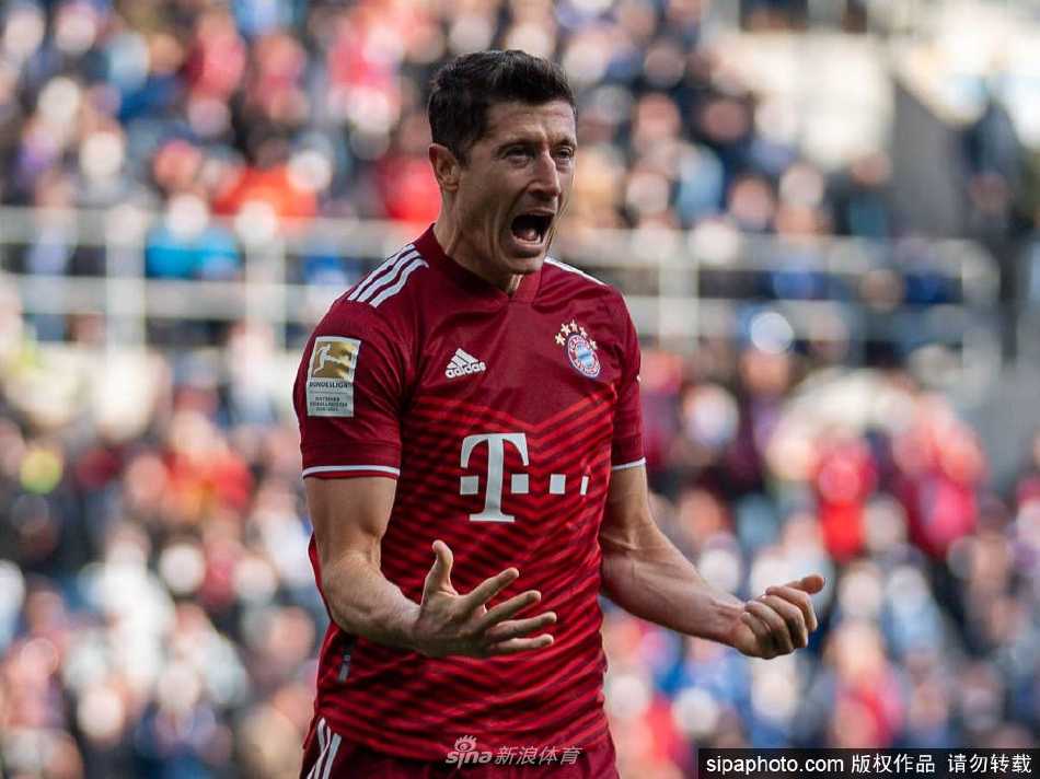 莱万多夫斯基身穿拜仁红色战袍，在安联球场万众瞩目下霸气庆祝进球，身后是欢呼的海洋