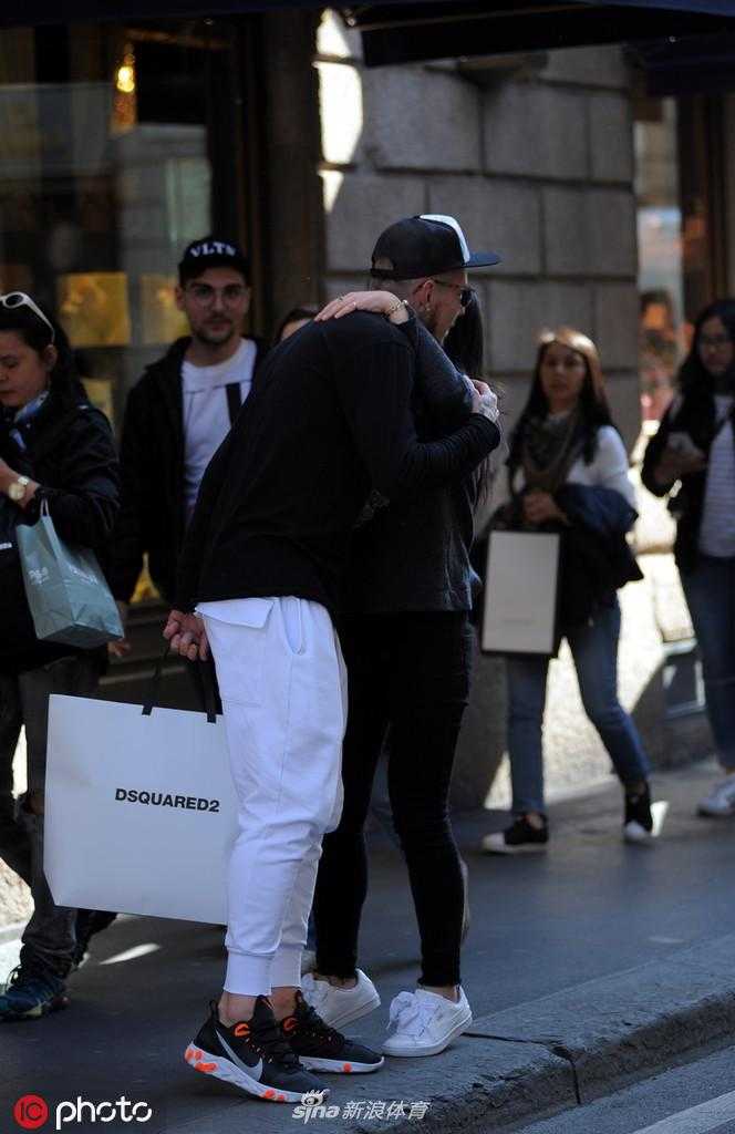 米兰的阳光洒在库尔蒂奇身上，他微微侧身，眼神深邃。背景是朦胧的街景，这一刻，他仿佛是这座城市的一部分，既是一名过客，又是一位老朋友。