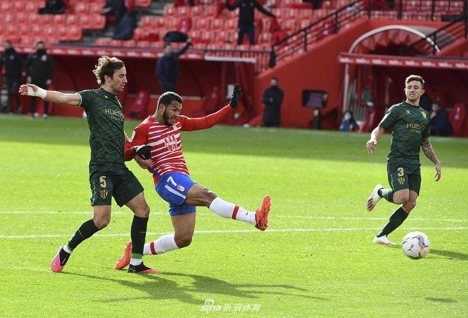 韦斯卡前锋里科在人群中高高跃起，一记势大力沉的头槌攻门，皮如流星般直挂网窝，瞬间点燃了客场球迷的激情。