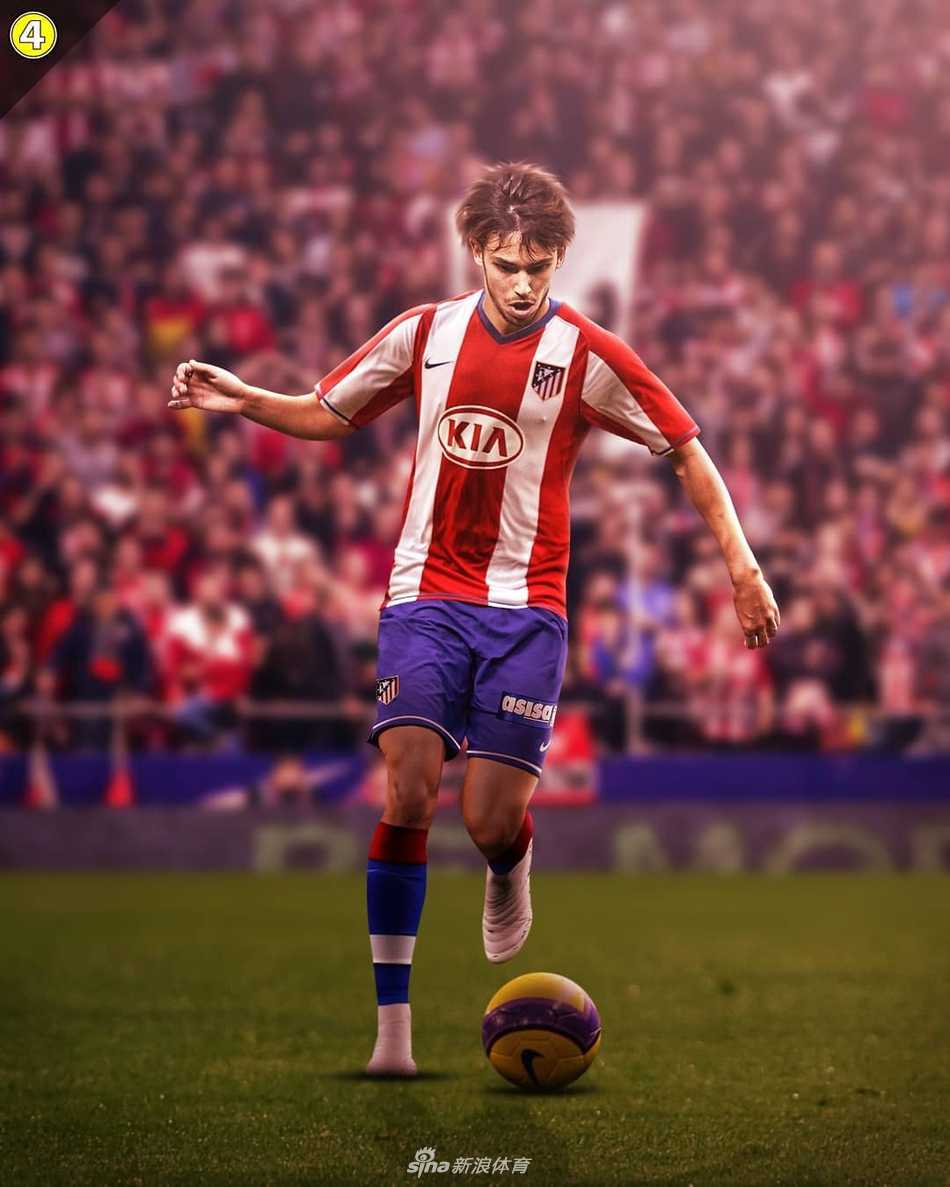 詹姆斯哈登眼神坚毅，身披火箭队复古绛红色战袍，仿佛穿越回奥拉朱旺时代，准备在丰田中心点燃另一场红色风暴。