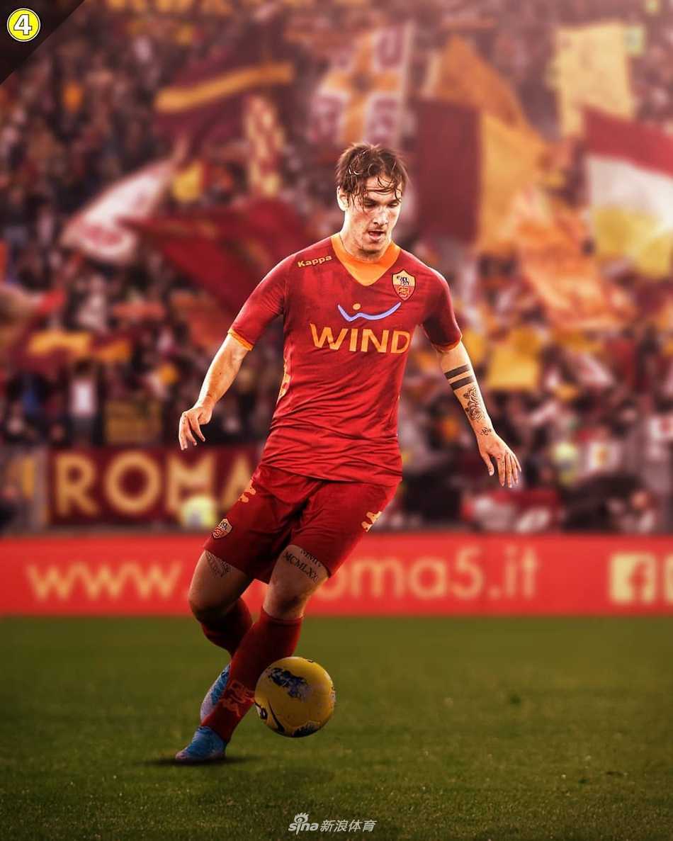 德里克罗斯目光如炬，身着公牛队经典的黑色暗条纹复古球衣，让人瞬间梦回那个风城玫瑰在联合中心球馆恣意绽放的峥嵘岁月。