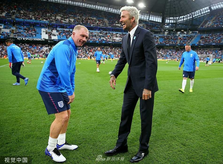 三位传奇球星在赛后相聚于球员通道，贝克汉姆、斯科尔斯与卡洛斯将手搭在彼此肩头，面对镜头留下了一张珍贵的合影。笑容在他们历经沧桑的脸上绽放，这一刻，语言变得多余，只有深厚的友谊与共同的记忆在无声中传递。