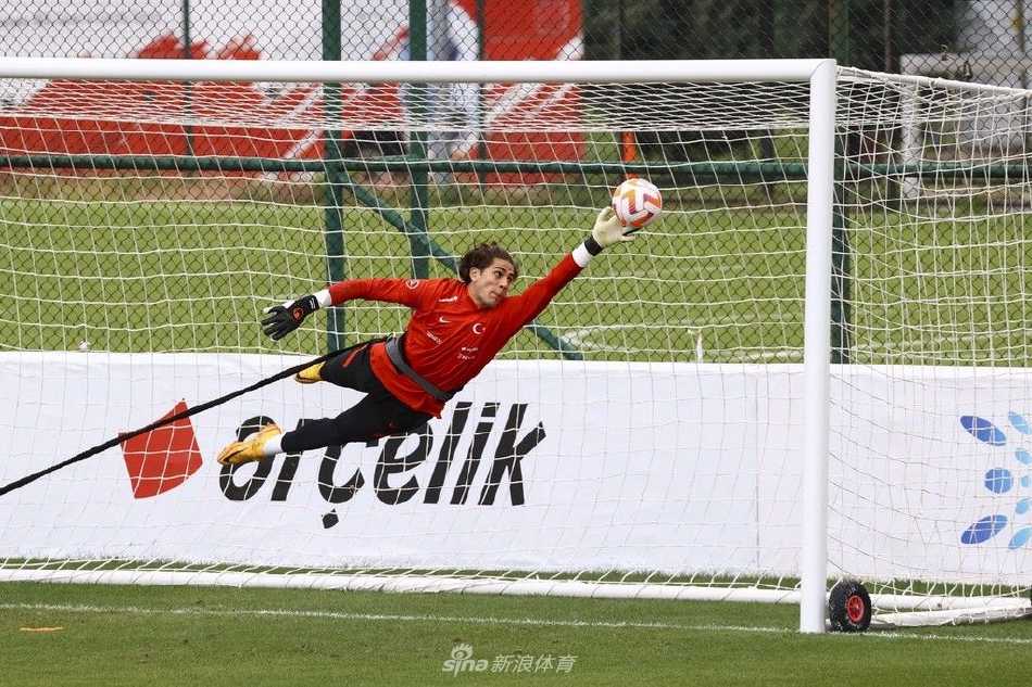 两名球员在草地上积极拼抢，足球在双方脚间激烈争夺，身影交错间展现出足球运动最原始的力量与竞争之美。