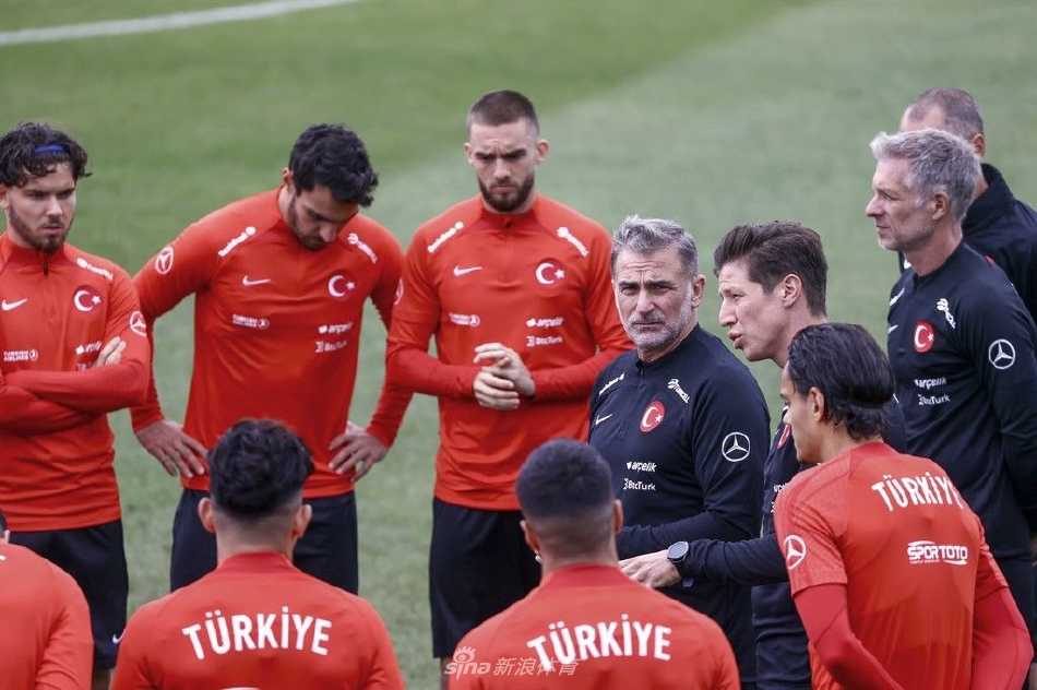 守门员飞身跃起，手臂竭力伸展，做出一次精彩的侧扑动作，试图封堵角度刁钻的射门，瞬间的爆发力与专注度显露无遗。