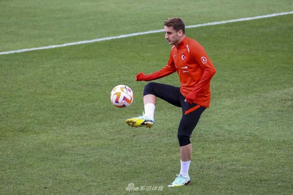 训练间隙，球员们围成一圈进行轻松的抢圈游戏，笑声与呼喊声此起彼伏，紧张备战中洋溢着轻松愉快的团队氛围。