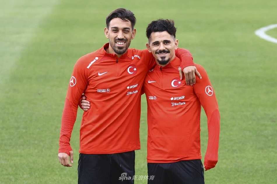 全队成员在训练后集结于中圈弧，肩并肩聆听教练总结，夕阳将他们的身影拉长，展现出团结一心、准备迎接挑战的坚定姿态。