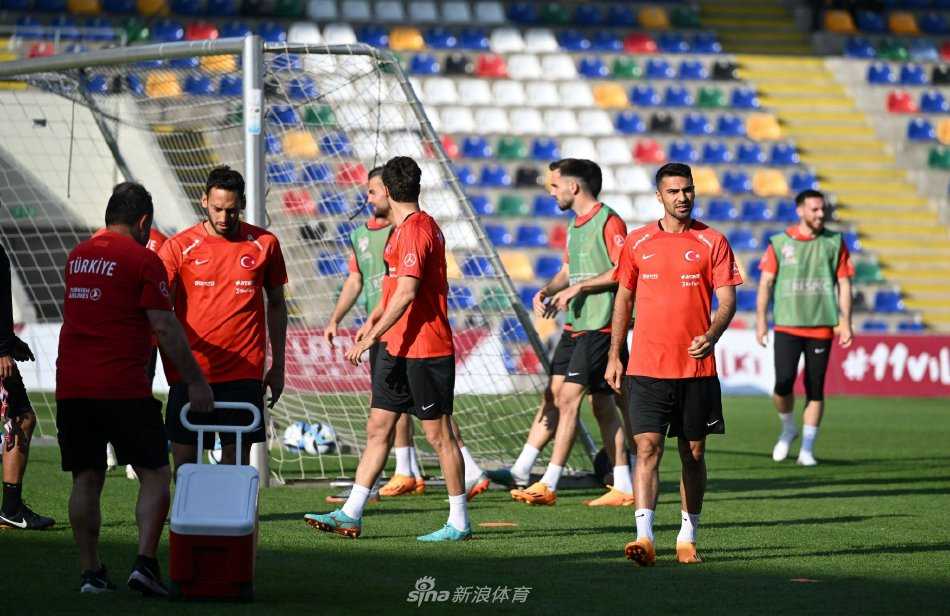 训练结束后，球员们进行放松拉伸，在静谧的夜空下互相辅助，画面充满了战斗之余的兄弟情谊。