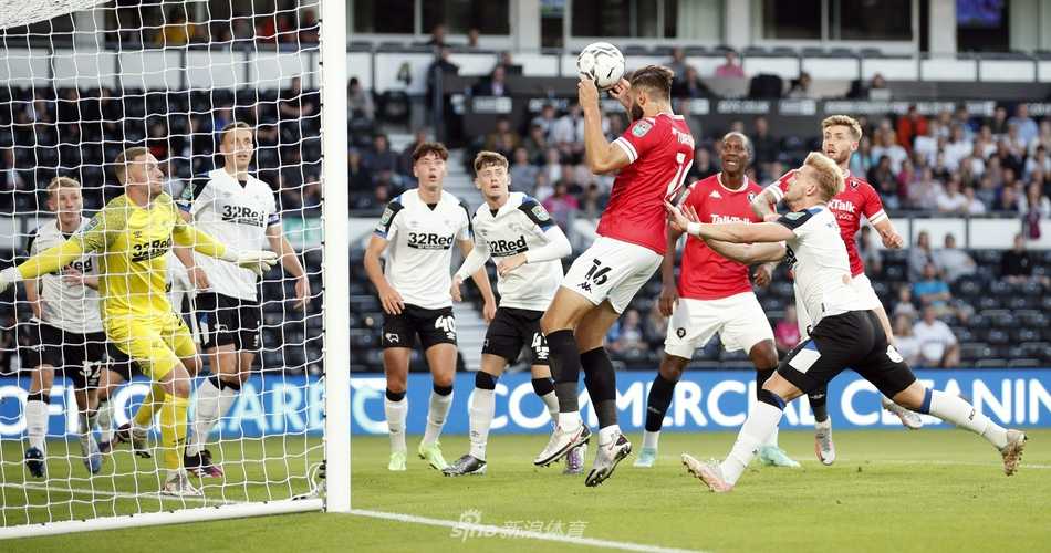 索尔福德城的球员们激情相拥，庆祝他们开场不久的进球。莫里斯的这脚世界波，一度让英乙球队看到了在普莱德公园爆冷击败英冠豪强的希望。