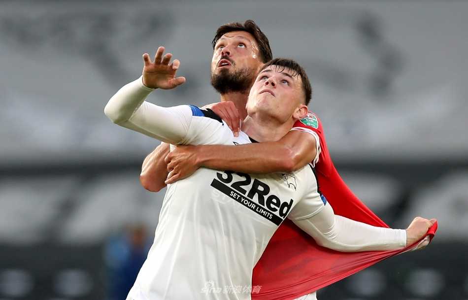 老将卡齐姆-理查兹罚中点球后，紧握双拳，发出怒吼。他的经验和冷静，成为了这支青年军最需要的定海神针。