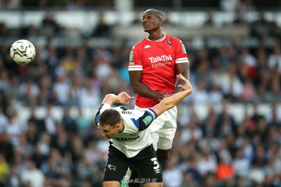 进球后的哈钦森被队友们团团围住，年轻的脸庞上写满了激动与坚定。他的进球吹响了德比郡反击的号角，点燃了主场球迷的热情。