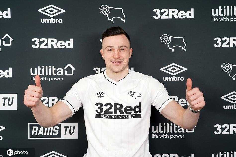 埃德蒙森首次披上德比郡战袍，在普莱德公园球场内手持围巾亮相，他的眼神中充满了对未来的期待与坚定。