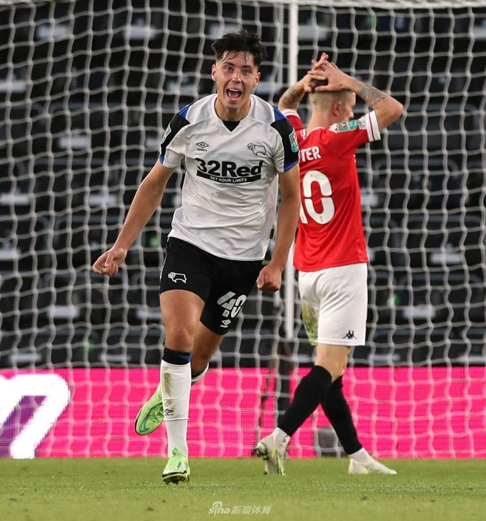 拉维尔·莫里森轰出世界波后，滑跪在场边，接受全场球迷的山呼海啸。他张开双臂，仿佛在拥抱这个属于自己的夜晚。