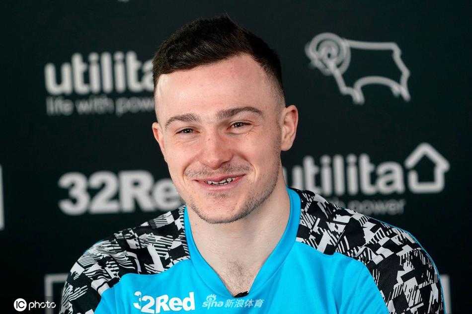 亮相仪式上，埃德蒙森细心整理着德比郡的蓝白间条衫，场边的镜头捕捉到了这位硬汉少有的温柔一面。