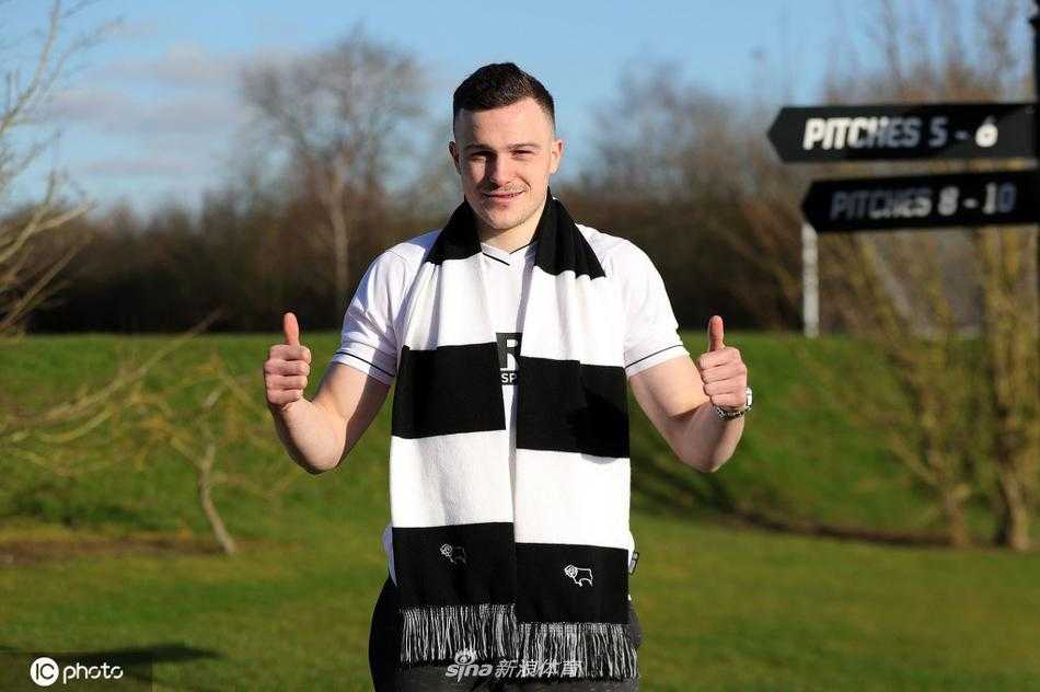 进球后的埃德蒙森难掩兴奋之情，在普莱德公园的山呼海啸中挥拳怒吼，这一刻他完美融入了这支为保级而战的球队。