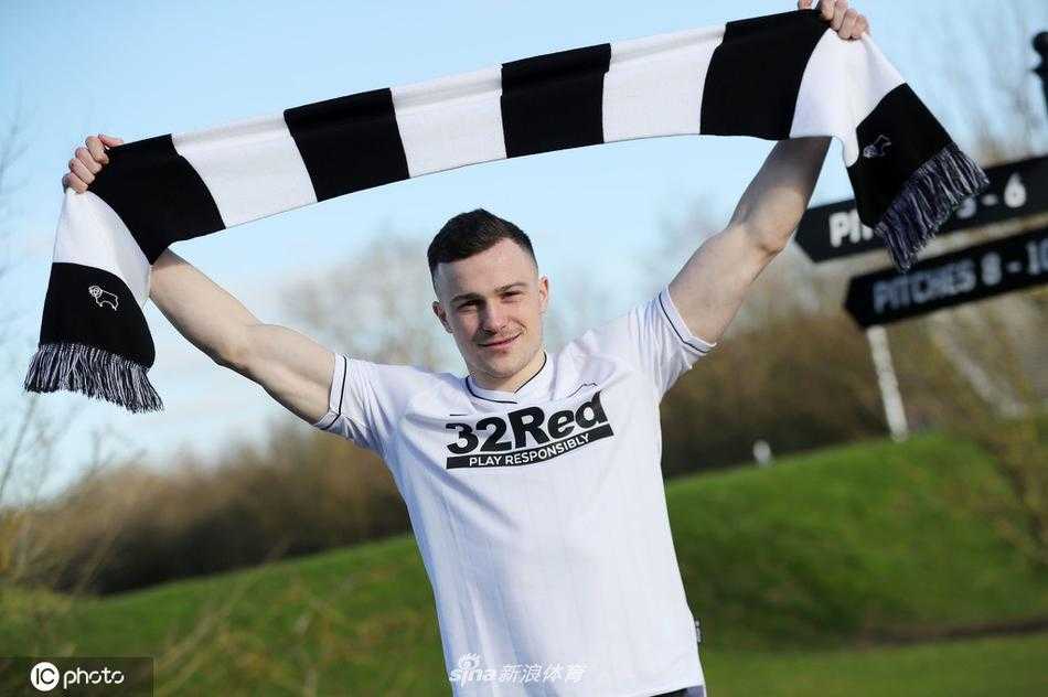 身披德比郡训练服的埃德蒙森在寒风中慢跑，阳光洒在他的身上，象征着这位年轻后卫职业生涯新篇章的开启。