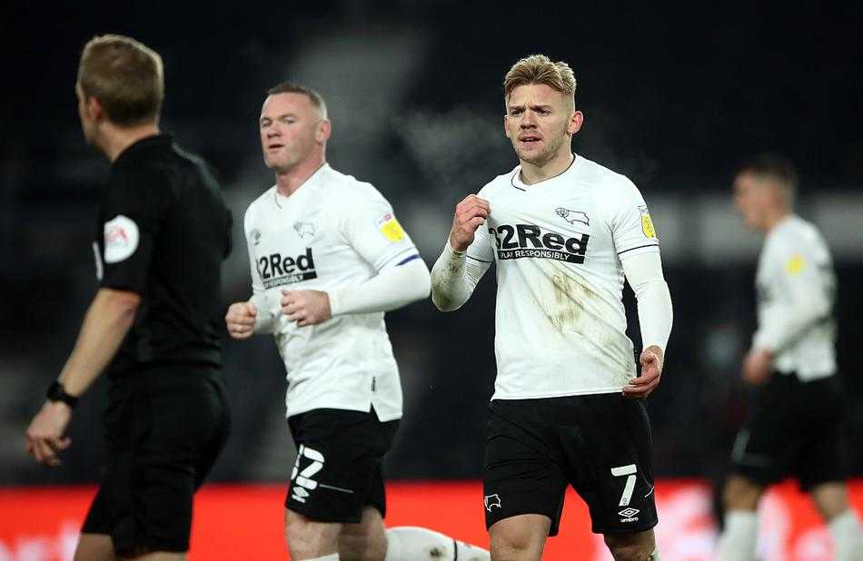 进球后的麦克奥莱·博内激情狂奔庆祝，身后的队友们追赶着他，共享这绝杀的喜悦