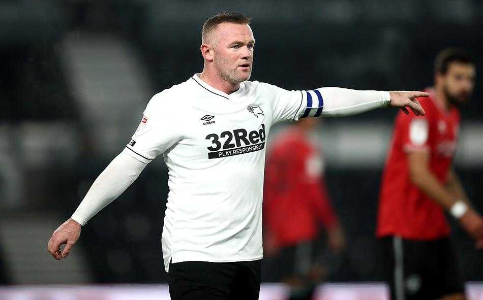 德比郡门将大卫·马绍尔飞身侧扑，身体完全舒展，如鹰爪般的手掌将球拒之门外