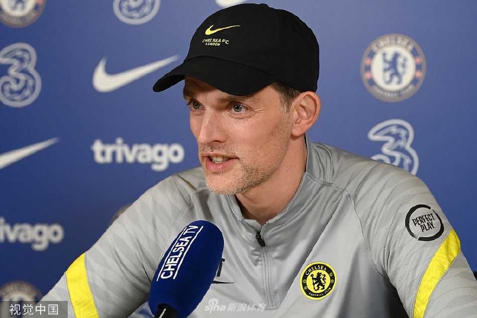 图赫尔侧身倾听记者提问，眼神锐利而专注，手指轻触下唇，仿佛在深思每一个问题的分量。