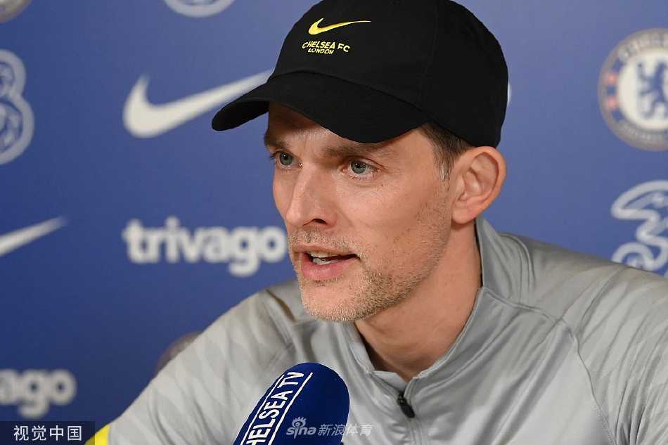 图赫尔结束发言后，整理面前的文件，神情稍显疲惫却依然镇定，准备迎接接下来的挑战。