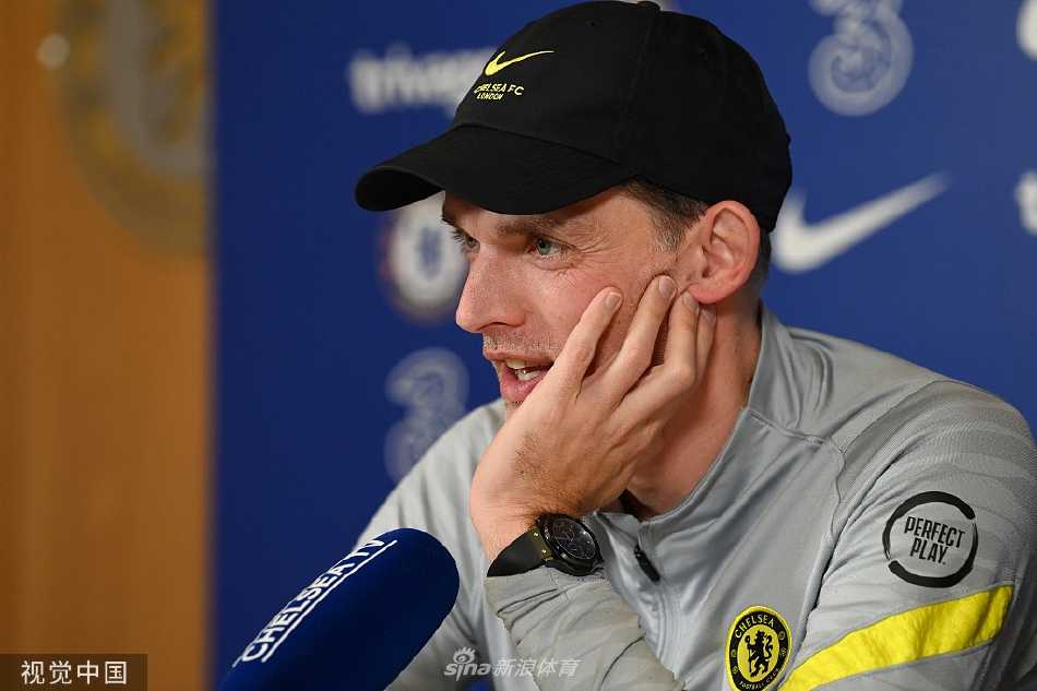 图赫尔微微抬头望向远处，陷入短暂沉思，眉宇间凝结着主帅独有的沉重与考量。