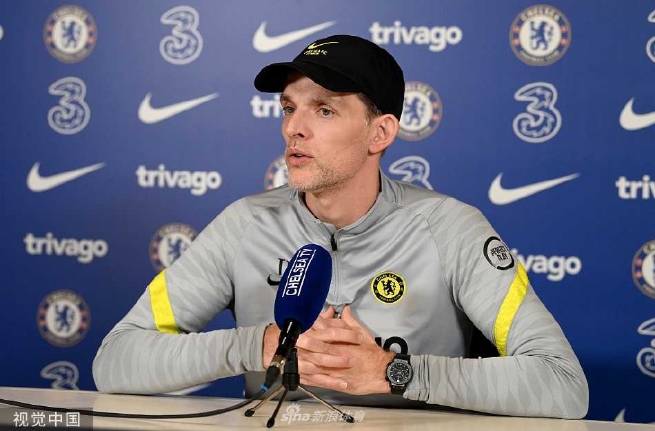 图赫尔手持战术笔，指向面前的资料，似乎正在就某个具体比赛场景进行深入分析和讲解。