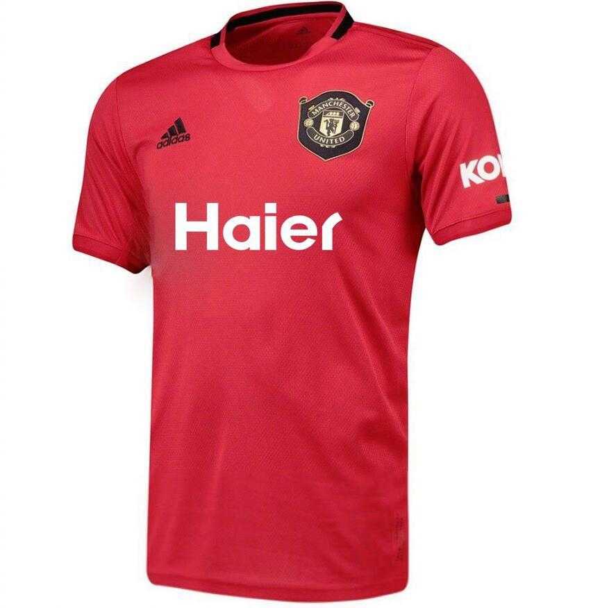 一张曼联与海尔联手打造的创意海报，画面中曼联队徽与海尔标志跨越山海紧密相连，寓意深远。