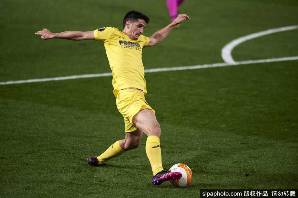 特写镜头下，杰拉德-莫雷诺深情地亲吻着球衣上比利亚雷亚尔的队徽。他的眼神专注而坚定，仿佛在向全世界宣告他对这支球队的爱与忠诚，这就是属于黄色潜水艇自己的英雄。