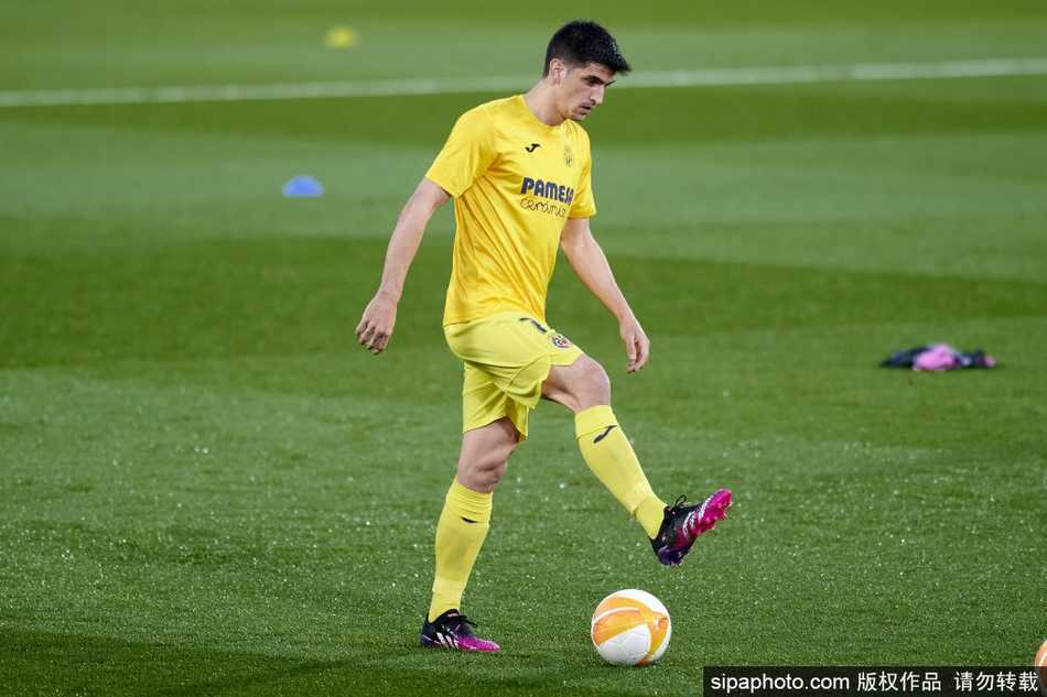 面对队友们如潮水般涌来的拥抱，杰拉德-莫雷诺脸上洋溢着孩子般纯真又灿烂的笑容。在这一刻，他不是一个人在战斗，队友们的簇拥与欢呼，是对这位新晋队史最佳射手最诚挚的致敬。