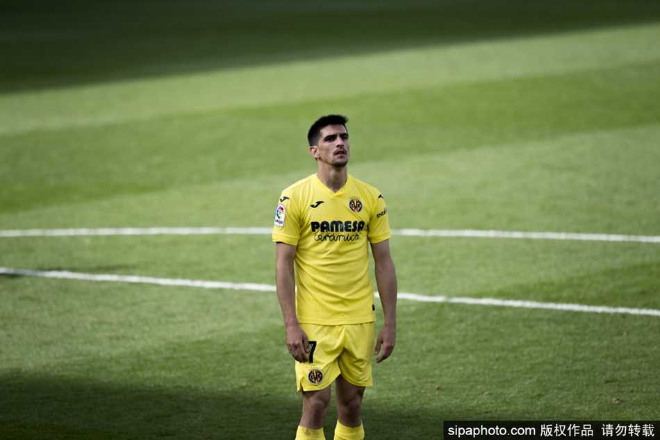 杰拉德·莫雷诺在进球后激情咆哮，他紧握双拳，面部因极致的喜悦而略显狰狞，这粒价值千金的进球让他正式超越了两位传奇前辈，独自享有无上的荣耀。