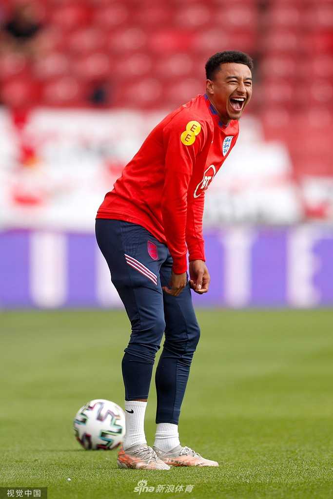 一张极具时尚感的黑白大片，林加德头戴冷帽，眼神深邃地望向远方。这张照片仿佛诉说着他内心的坚定与沉稳，即使无法踏上赛场，他的灵魂也与国家队的兄弟们并肩作战。