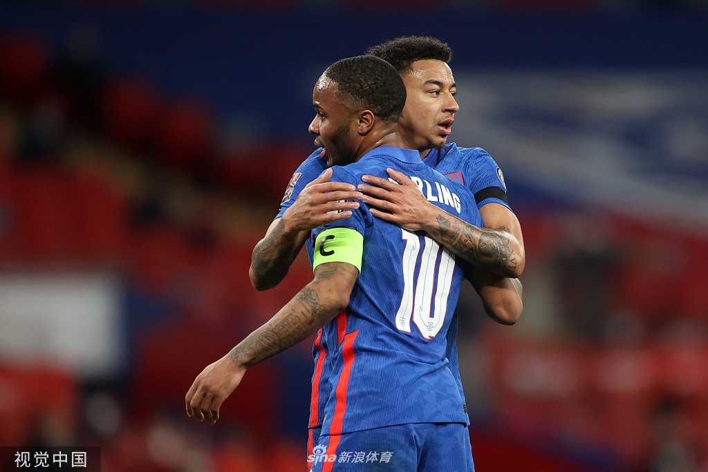 林加德身披英格兰战袍，在训练场上露出俏皮的笑容。这个表情捕捉了他回归国家队时的喜悦，三个月前他刚刚结束656天的等待重返三狮军团，这份快乐纯粹而真挚 。