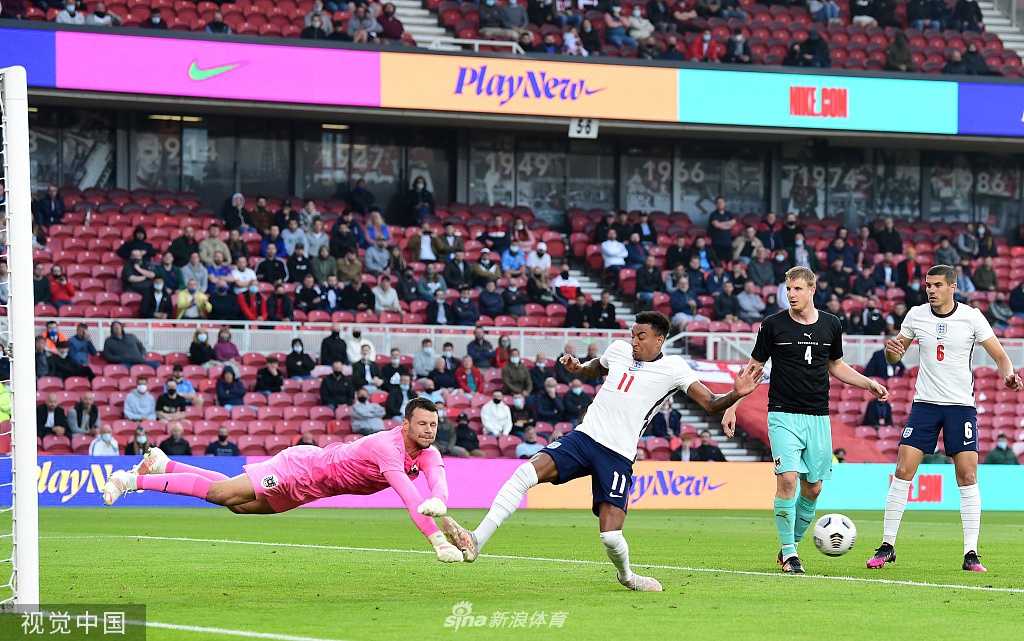 身穿休闲卫衣的林加德，在室内对着镜头比出经典手势。他的眼神中透着一股自信，即便作为观众，他也坚信这支拥有凯恩、斯特林、拉什福德的英格兰队能够走到最后。