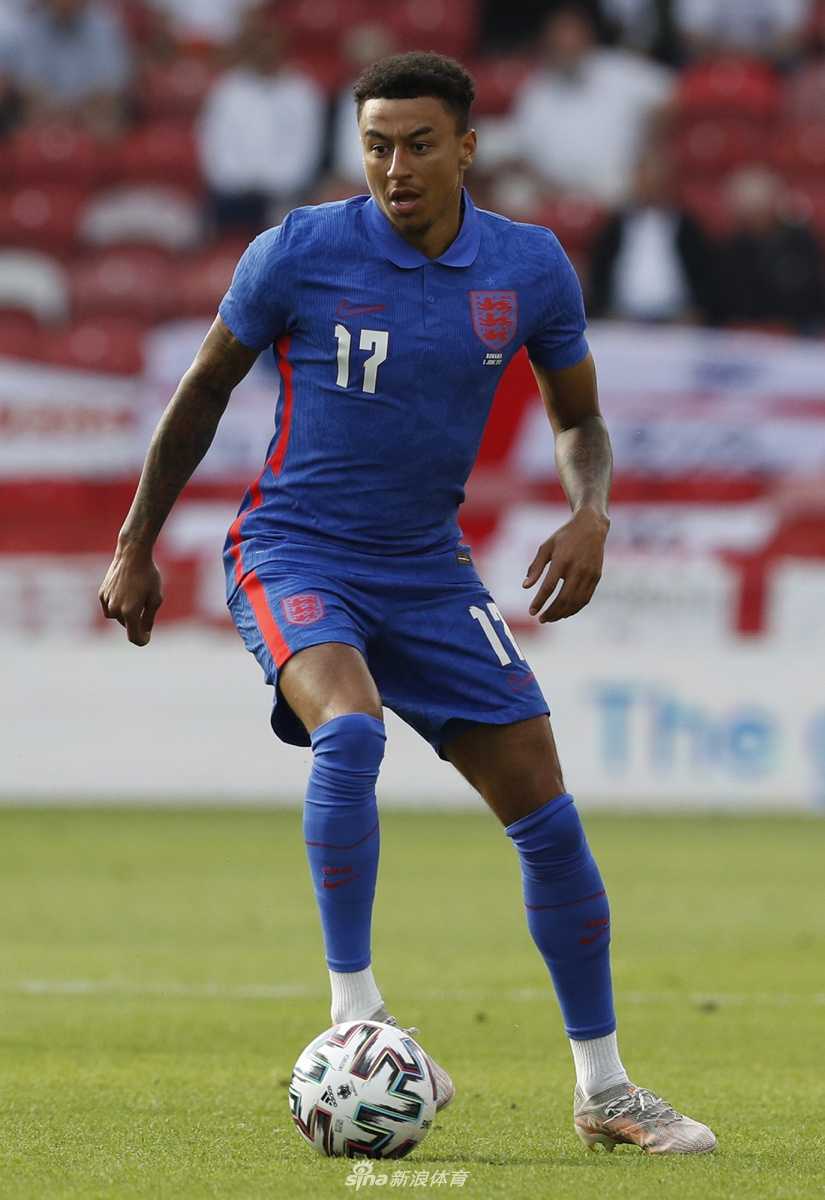 在这张照片中，林加德戴着墨镜和英格兰球帽，身穿球衣，竖起大拇指。这正是他在欧洲杯期间晒出的助威照，将自己打扮成头号球迷的模样，隔着屏幕为曾经并肩作战的兄弟们呐喊 。