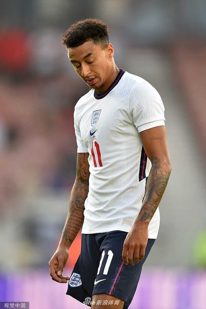 最后一张特写中，林加德表情略带严肃，目光如炬。这或许是他对于无缘欧洲杯的遗憾的短暂流露，但更多是对未来的期许。正如他所说，他不会停止微笑，因为足球带给他的快乐远不止于参赛名额。