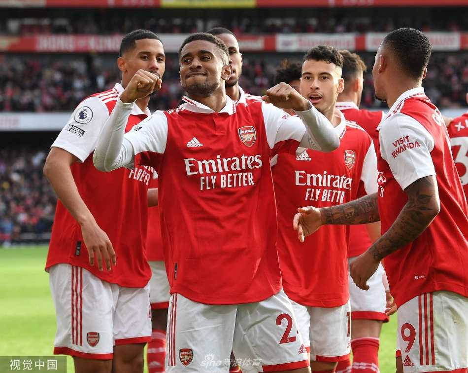 替补奇兵内尔森破门后张开双臂奔跑庆祝，释放压抑已久的激情