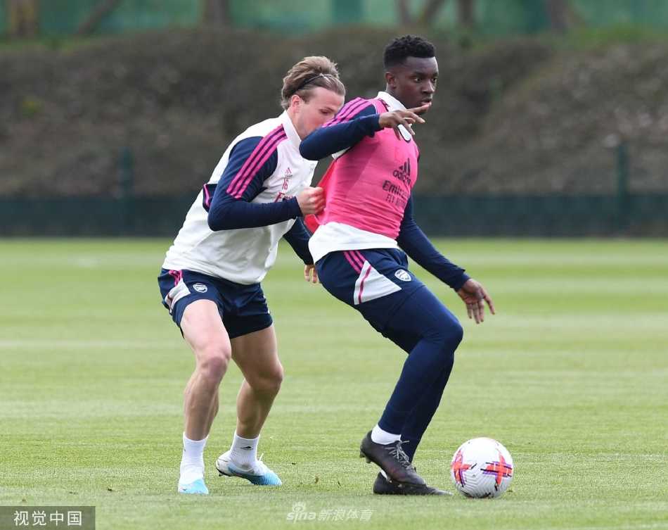 加布里埃尔·热苏斯完成一脚势大力沉的凌空抽射后自信怒吼，皮球如炮弹般飞向球门，展现出极佳的竞技状态和求战欲望。