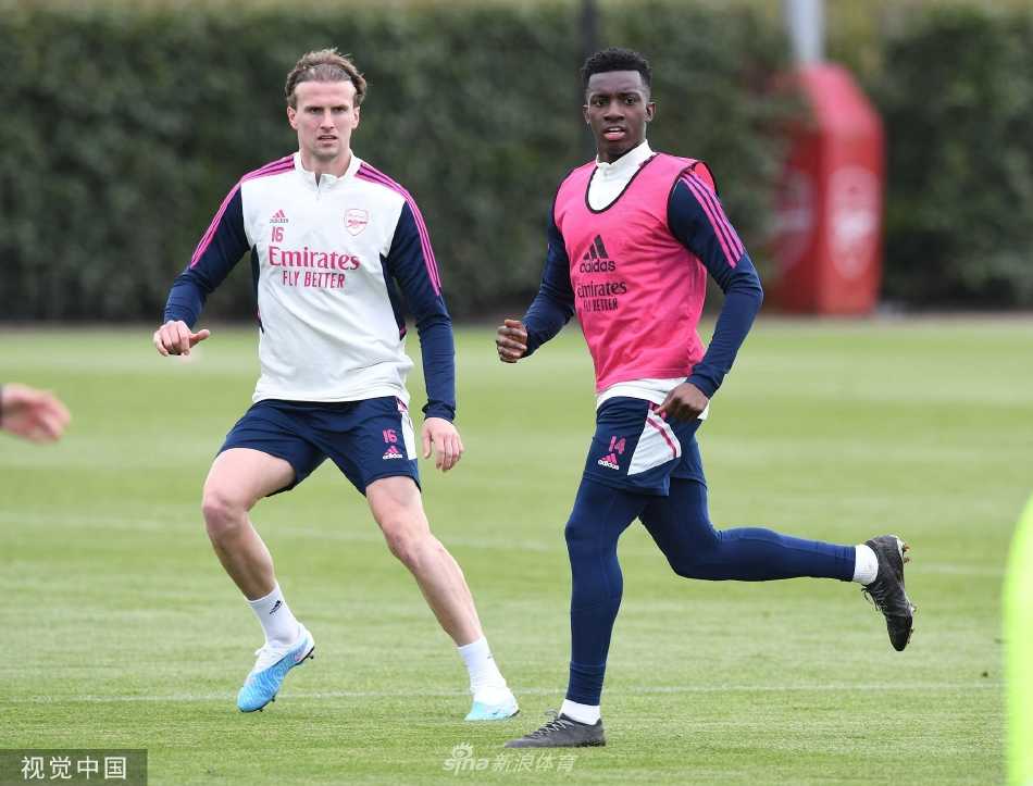 队长厄德高与萨卡在训练间隙进行一对一攻防演练，萨卡正试图突破厄德高的防守，两人表情投入，动作充满爆发力。