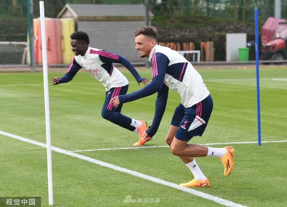 门将拉姆斯代尔飞身跃起，单掌将一记势在必得的射门托出横梁，他在门线上的神勇表现是球队客场取分的信心保障。