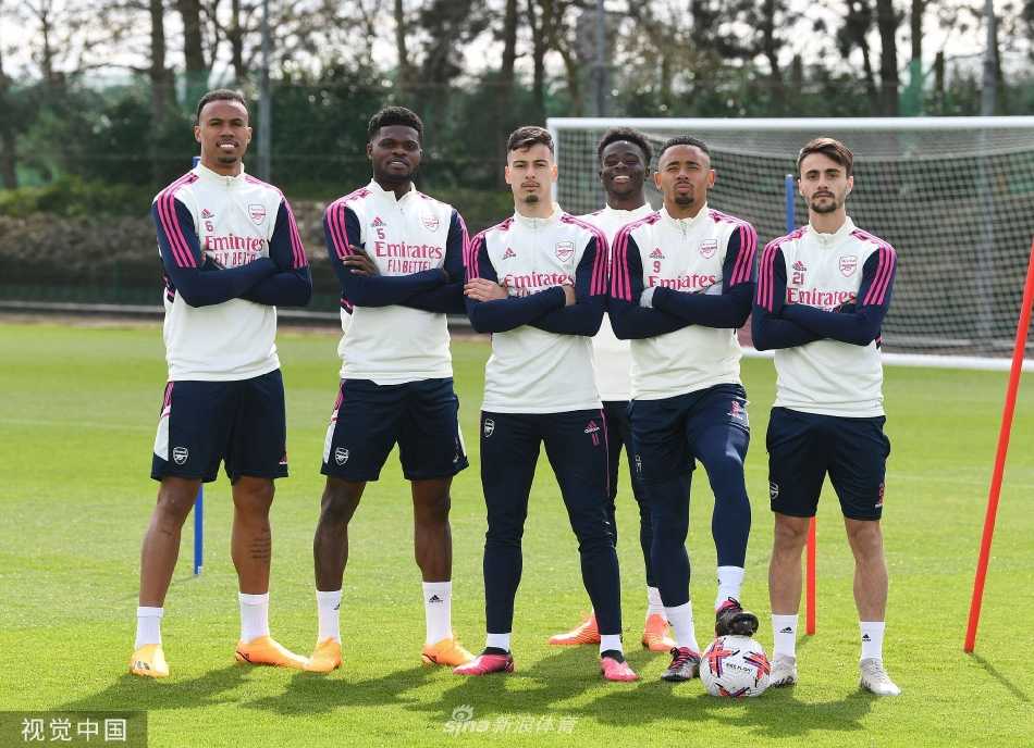 后防大将加布里埃尔与萨利巴在防守对抗训练中紧密协作，两人合力拦截，展现了球队构筑钢铁防线以应对哈兰德的决心。