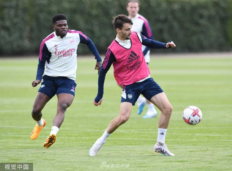 阿尔特塔与教练组成员在场边密切观察训练，他们神情专注，手指场上细节，为这场终极对决谋划着每一步棋。