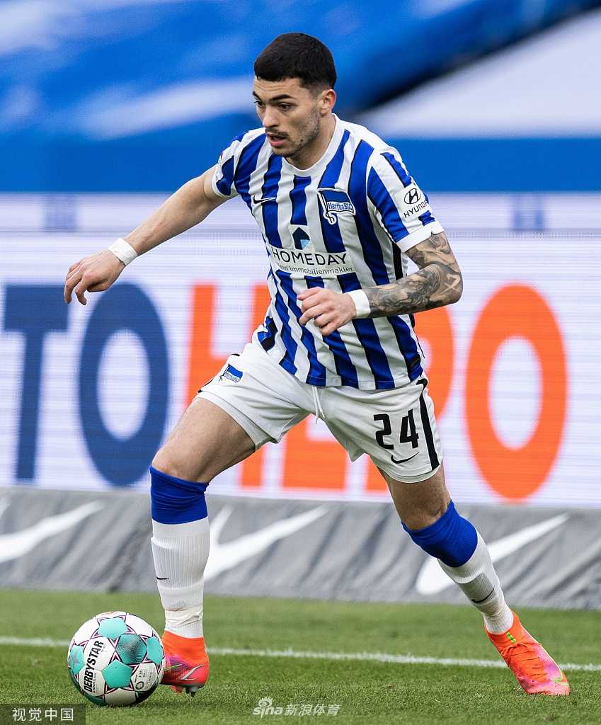 门将施沃洛夫在比赛中高接低挡，飞身扑救的瞬间身体完全舒展，定格了这场零封的精彩。