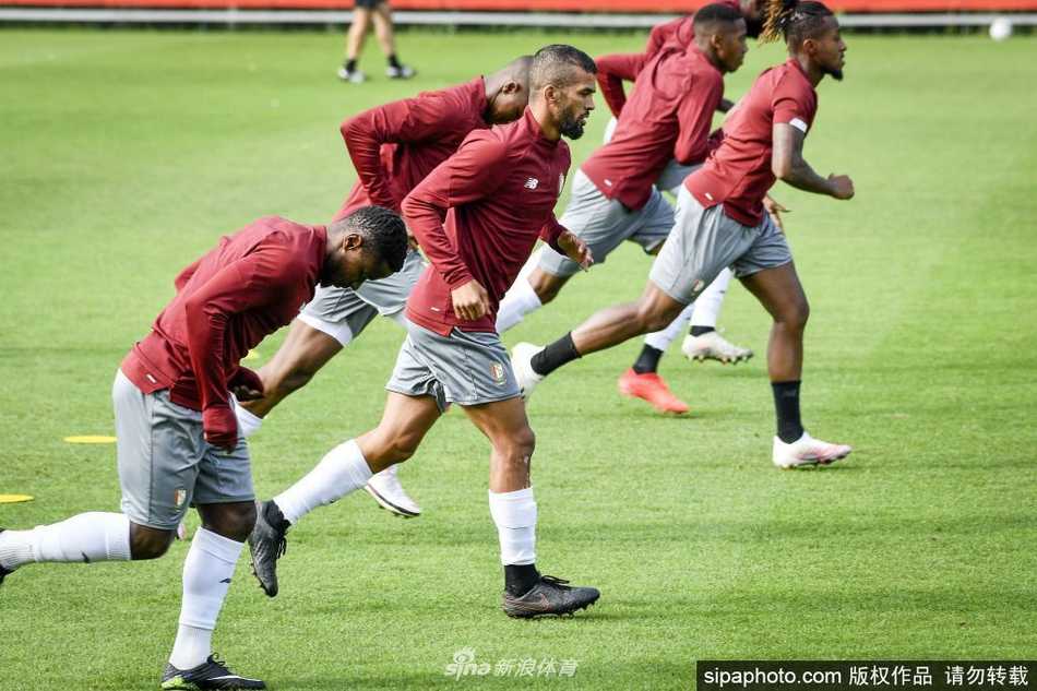 标准列日的门将如同一只蓄势待发的黑豹，在夕阳余晖下舒展长臂，指尖仿佛能触碰到球门横梁的每一寸角落，他的眼神坚毅，誓要封堵对手每一次有威胁的攻门。