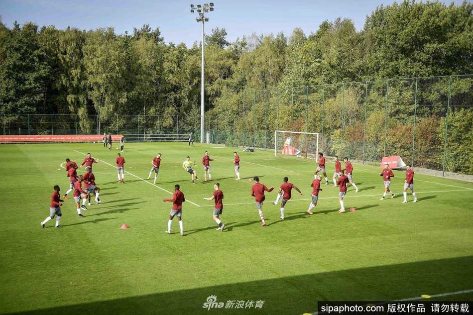 中场大将用胸部优雅地卸下高空来球，仿佛在与风共舞。他身后的训练场在午后阳光的照射下光影斑驳，这一刻，力量与技巧完美融合，定格了列日中场指挥官的风采。