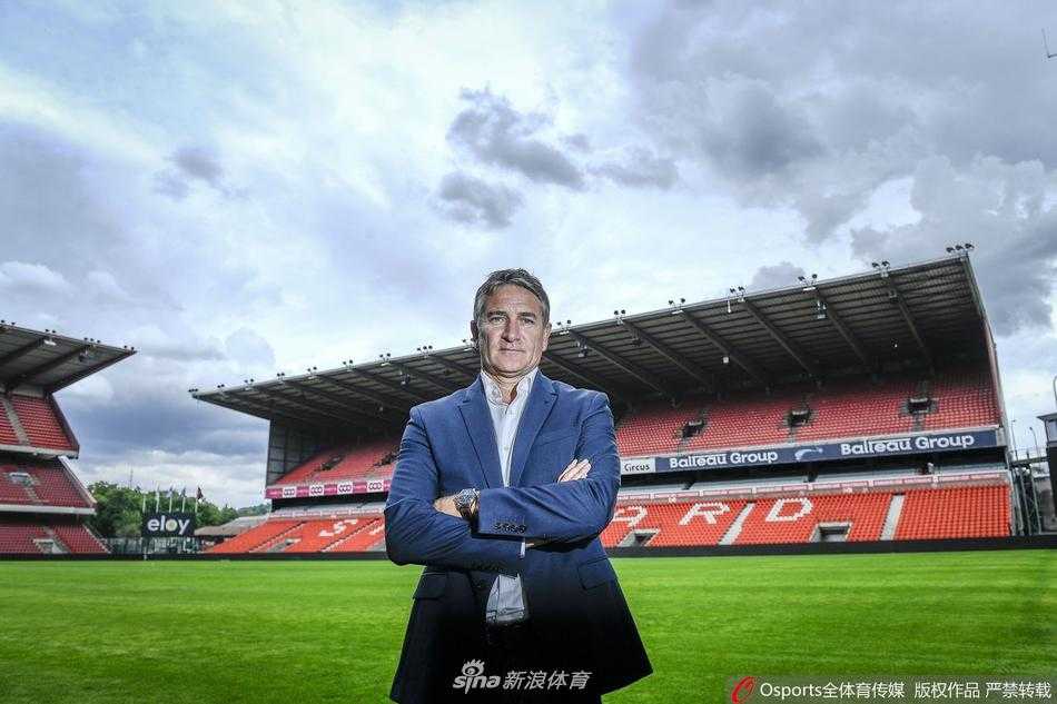 另一组定妆照中，蒙塔尼耶在工作人员的协助下整理着装，准备拍摄正式肖像。举手投足间，这位曾在西甲取得成功的教练散发着一种儒雅而自信的气场，仿佛在告诉所有人，他已经准备好迎接挑战。