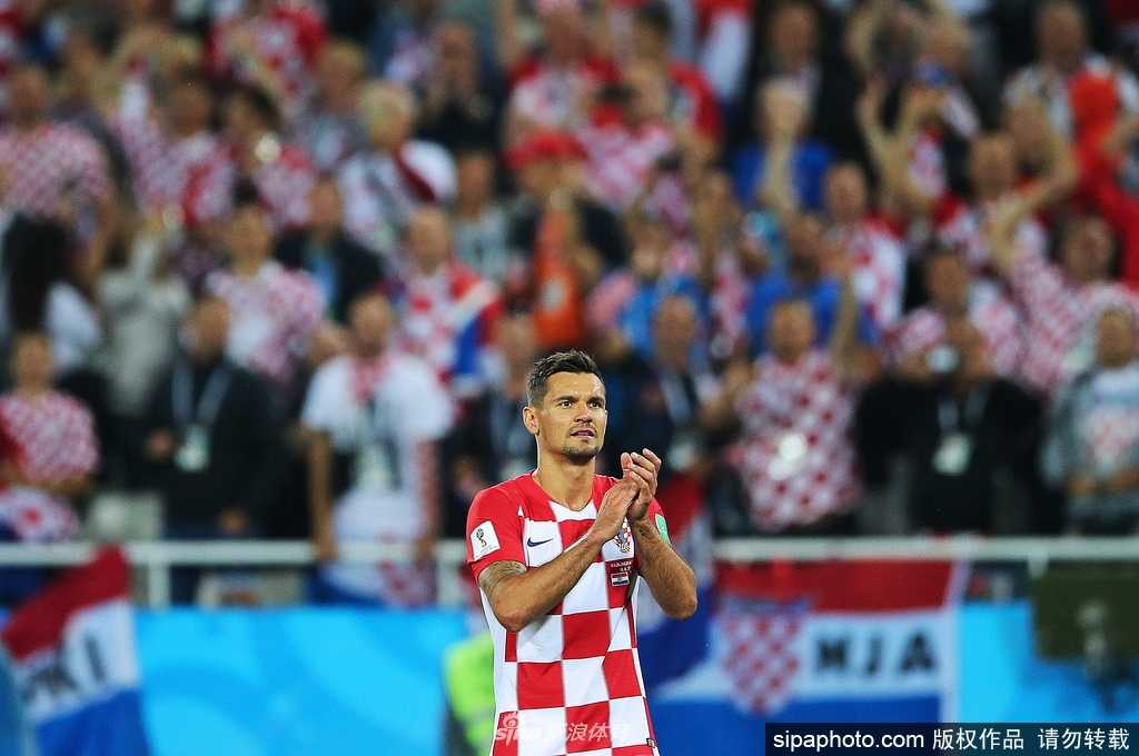 克罗地亚国家队队长莫德里奇在球场上神情专注，眼神中透露出坚定与力量，此刻他正为国家荣誉而战，场下则心系受疫情和地震影响的同胞