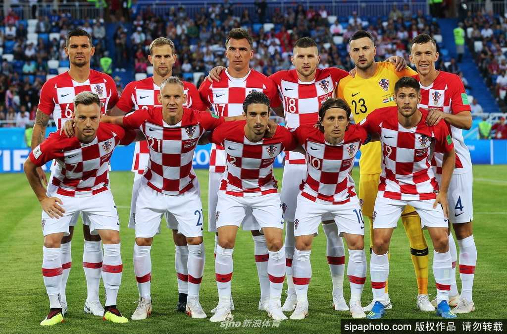 训练场上，克罗地亚球星拉基蒂奇面带微笑，享受着足球带来的纯粹快乐，这份快乐也化作了场外捐助的善举，温暖着灾区人民的心