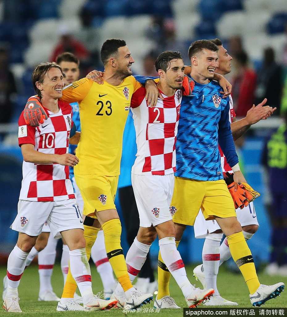 克罗地亚国家队队员们紧紧相拥，庆祝胜利，这种赛场上的团结精神被他们带到了社会援助中，展现了团队强大的凝聚力和社会责任感