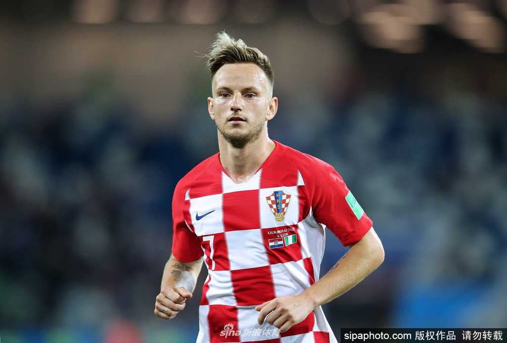 克罗地亚国家队教练组在场边紧张指挥，他们的运筹帷幄不仅体现在战术板上，更体现在带领球队为祖国抗疫和救灾贡献关键力量